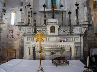 A sinistra invece ecco l�altare maggiore del XVII secolo: � in marmo e ornato con alti candelabri in ferro e una croce metallica centrale